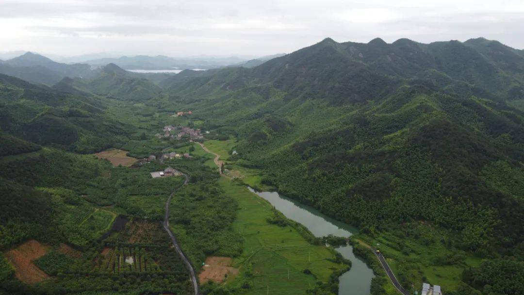 {賭波}(青山村山清水秀,环境优美,村民们) {賭波}(青山村山清水秀,环境优美,村民们)